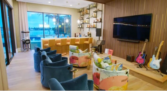 La tenista Serena Williams se pone cómoda para ver la tele en sofás de una empresa yeclana 