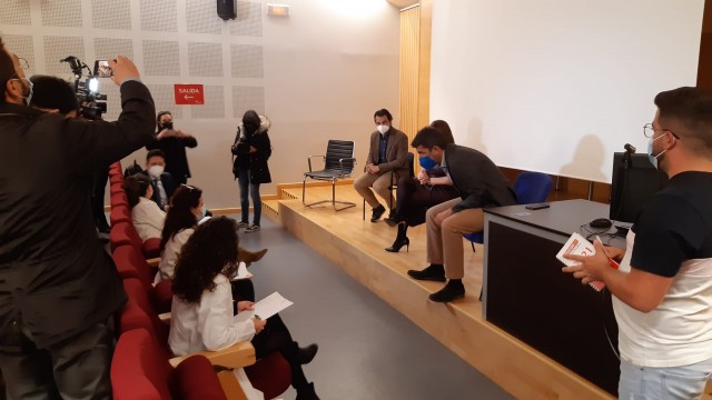 El silencio de Sanidad lleva al comité de empresa del Hospital de Torrevieja a manifestarse en el centro y en Les Corts