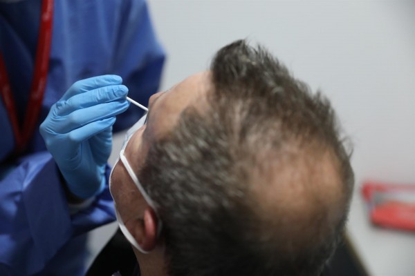 España notifica 20.849 casos de covid-19 este fin de semana y 535 muertes más