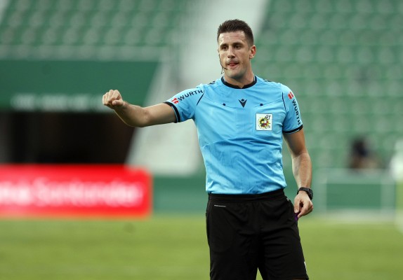 Díaz de Mera sobre el césped y Pizarro Gómez desde Las Rozas impartirán justicia en el Barça-Elche