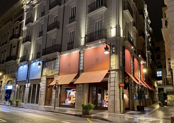Carolina Herrera dice adiós a su tienda en la calle de la Paz y aterriza en la 'milla de oro' de València