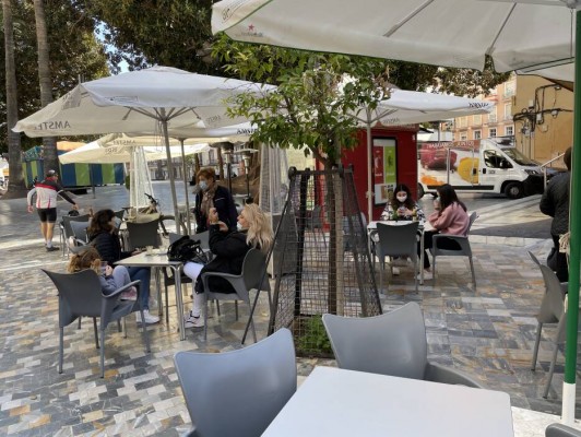 Salud amplía las reuniones a 4 no convivientes  y los comercios y los bares podrán abrir más allá de la 8