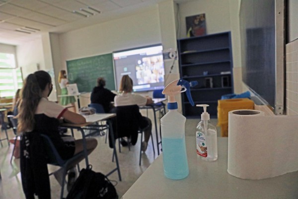 Sanidad y Educación recomiendan abrir ventanas en los centros educativos de forma permanente