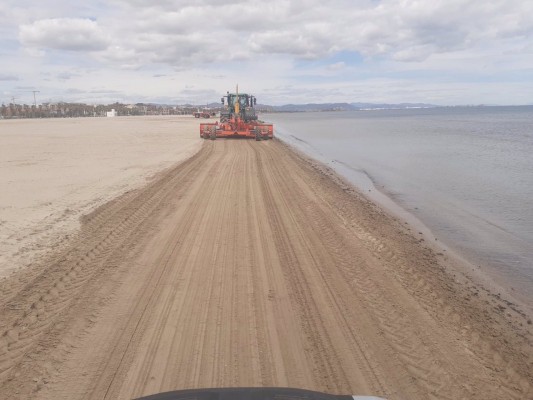 València refuerza la limpieza de playas ante la previsible afluencia de público