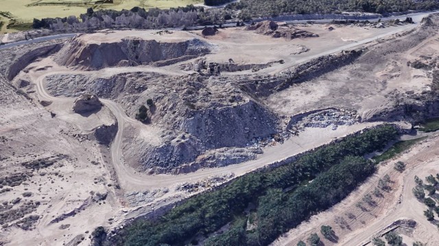 Ecologistas y vecinos alegan frente a una planta de escombros junto al barranco de las Ovejas