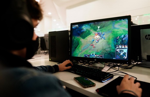 Los videojuegos alivian en un 30% el dolor de los niños con cáncer, según un estudio
