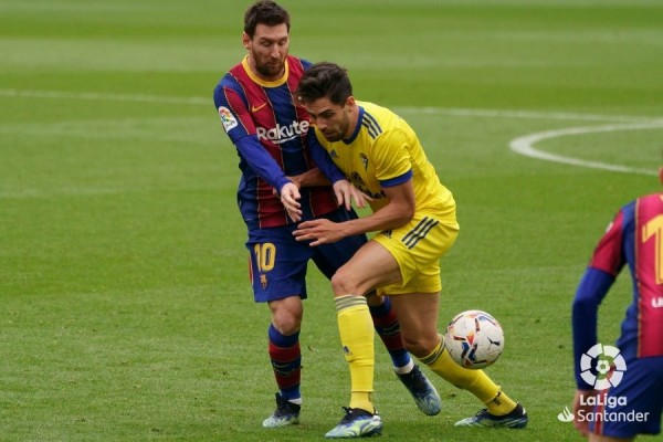 Rubén Sobrino provoca un penalti para sacar un punto en el Camp Nou