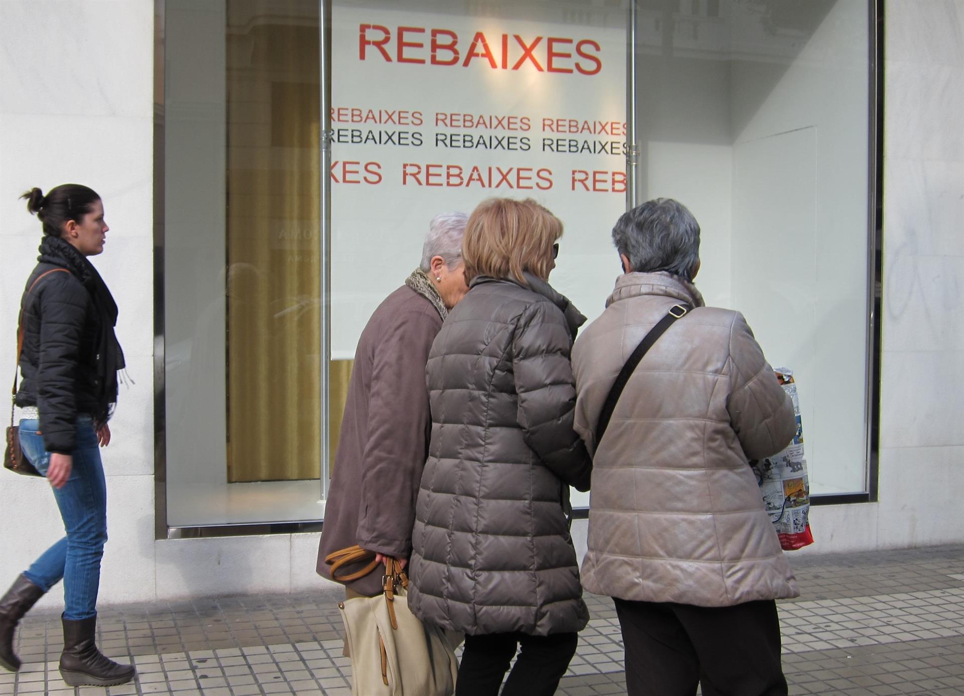El gasto medio de los valencianos en las rebajas en 2021 se sitúa en 275 euros, un 27% menos que el año anterior