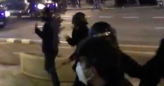 El diputado de Compromís Carles Esteve denuncia al policía que le pegó en la protesta por Hasél

