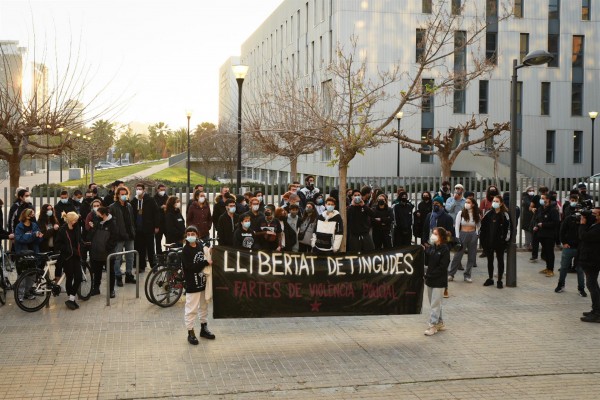 Una concentración ante la Ciudad de la Justicia pide la libertad de los detenidos en las protestas por Hasél