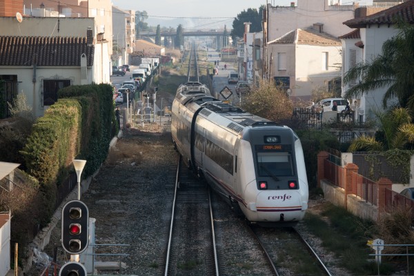Callosa, cercada por dos vías de tren, pide a Adif transformar la de cercanías en un corredor verde