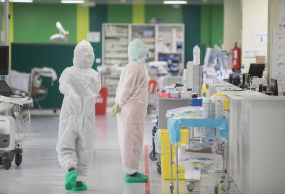 Los sanitarios de baja por coronavirus bajan un 83% en lo que va de mes hasta los 349
