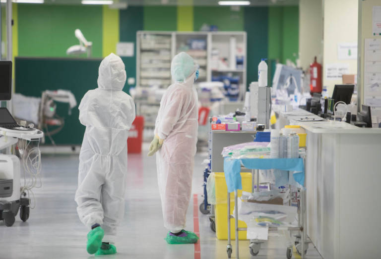 Los sanitarios de baja por coronavirus bajan un 83% en lo que va de mes hasta los 349