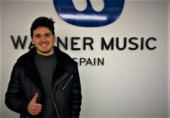 El cantante alicantino Pepe Bernabé ficha por Warner Music