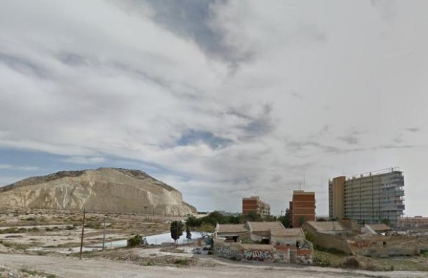 El Síndic reprende a Alicante por no planificar usos urbanísticos en la Sangueta