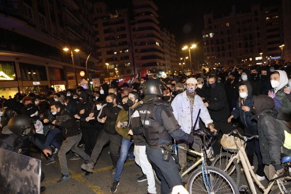 Cargas y altercados en València en las nuevas protestas para pedir la libertad de Pablo Hasél