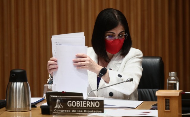 Darias niega que España haya llegado tarde a frenar la expansión de las nuevas variantes del virus