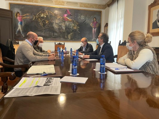 Diputación asegura a Ashocas que aumentará hasta 9,2 millones las ayudas a los sectores más afectados