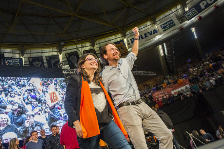Mónica Oltra y Pablo Iglesias juntos en un mitin en València durante la campaña de 2015. Foto: EVA MAÑEZ - 