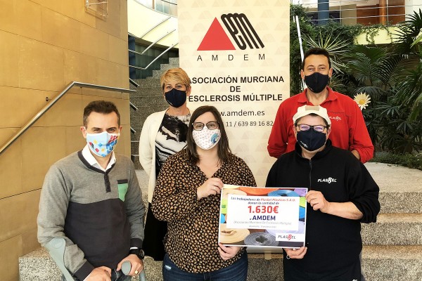 Los trabajadores de Plasbel recaudan 1.630 euros para la Asociación Murciana de Esclerosis Múltiple