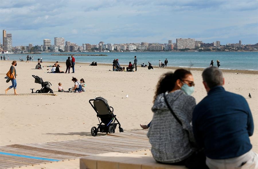 La tercera ola sigue bajando en Alicante: 552 nuevos positivos por covid y 32 fallecidos 