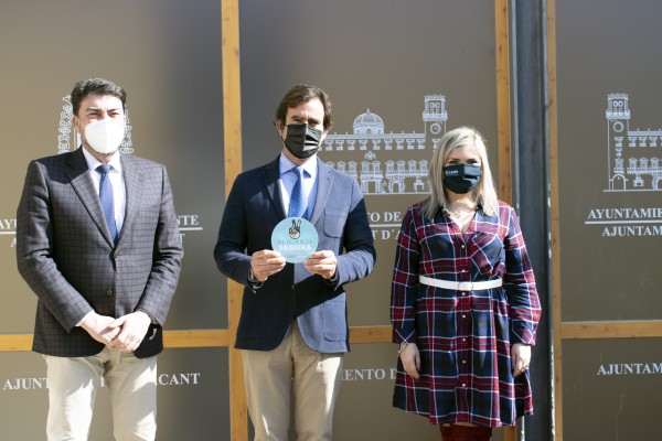 Alicante reconoce al Real Club de Regatas con el distintivo 'Alicante Segura'