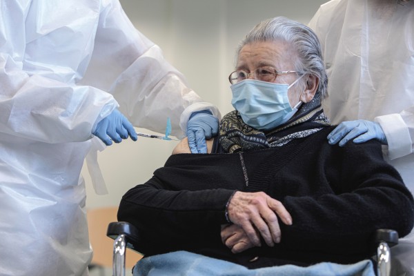 Comienza la vacunación en la Comunitat de los mayores de 90 años y grandes dependientes
