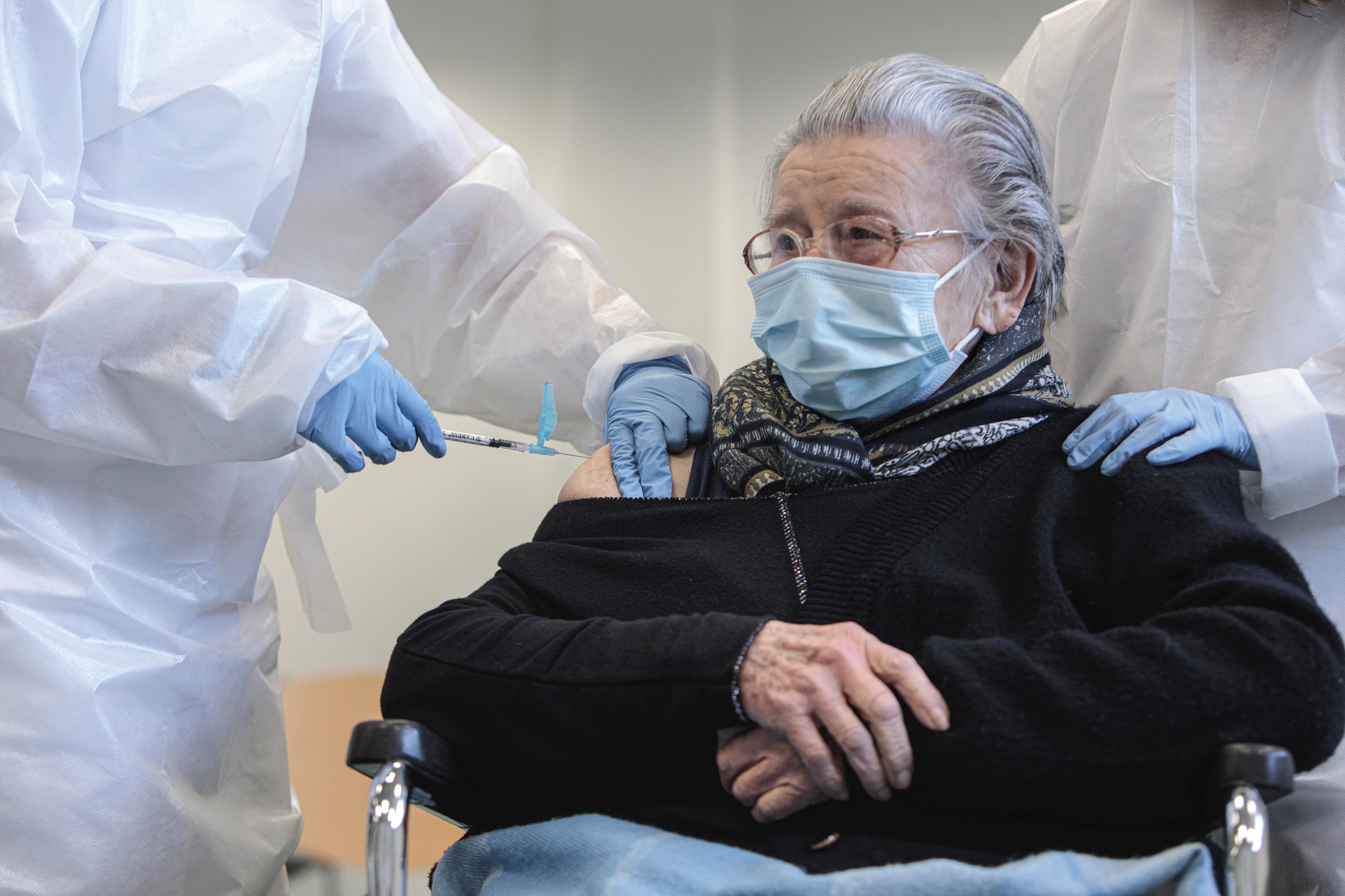 Comienza la vacunación en la Comunitat de los mayores de 90 años y grandes dependientes

