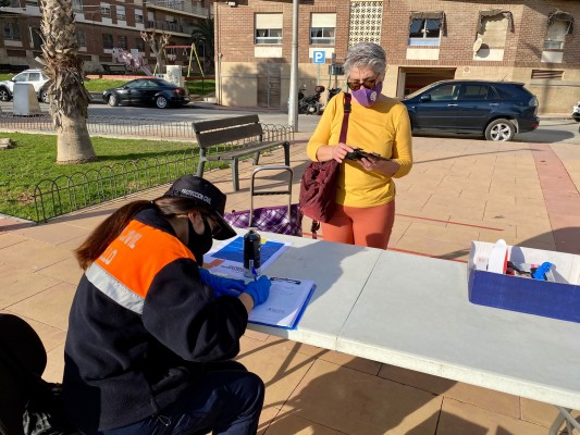 Finaliza el reparto masivo y gratuito de mascarillas en El Campello; el siguiente será a finales de marzo