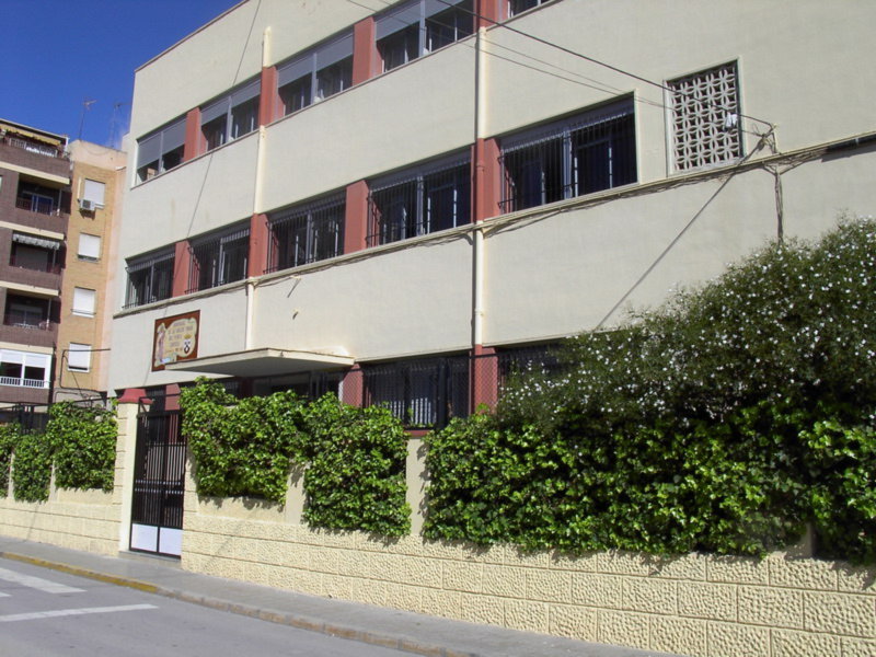 Sanidad confina a 200 alumnos y alumnas de un colegio de Elda por un brote de Covid-19