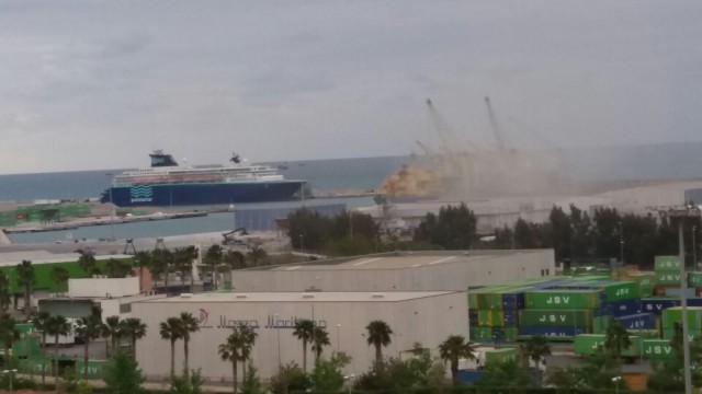 Nueva nube de polvo por los graneles del puerto en plena escala de un crucero