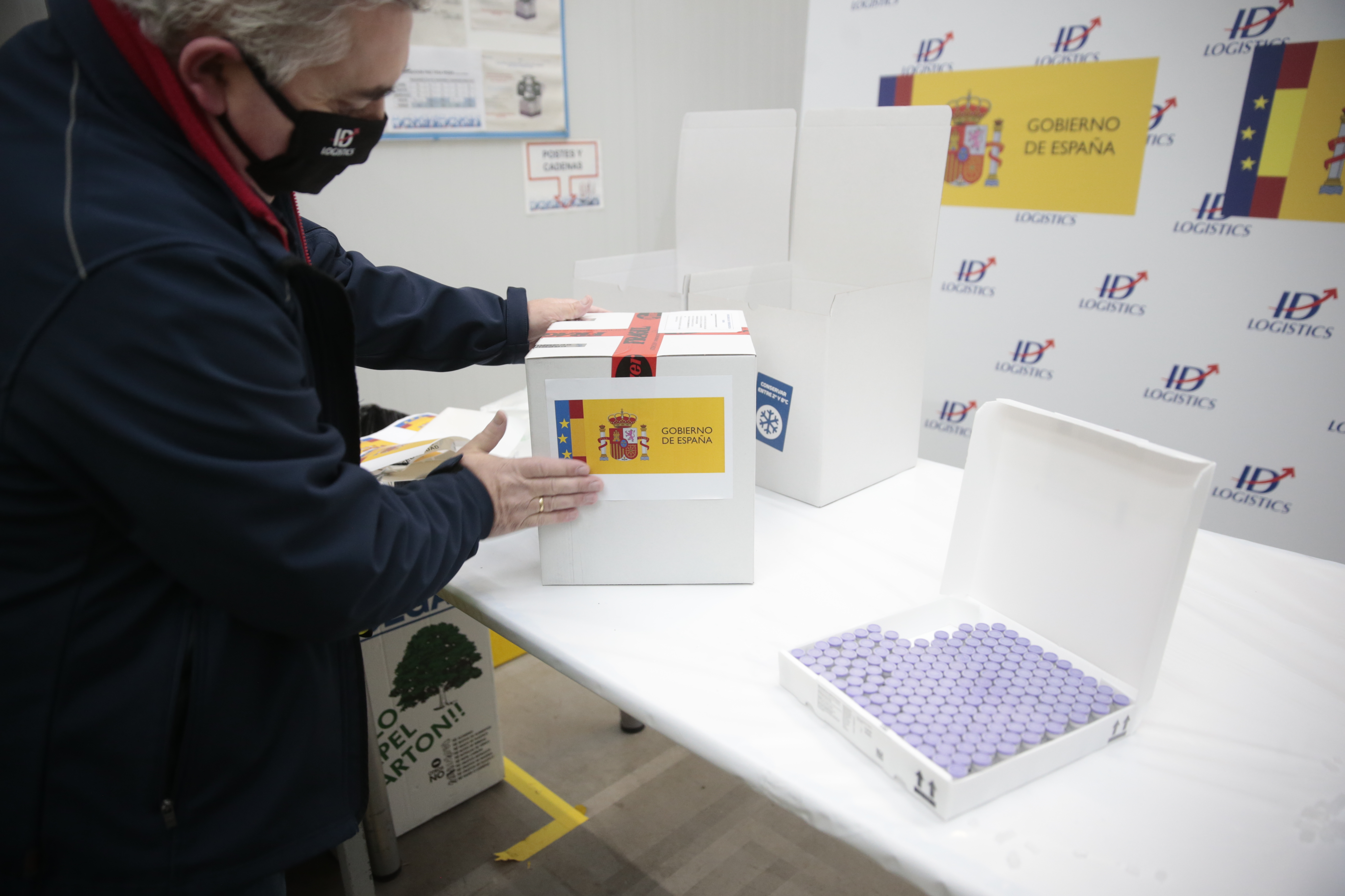 Las primeras vacunas, el día que llegaron a España. Foto: MONCLOA - 