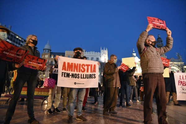 La concentración por la libertad de Pablo Hasél en València acaba con incidentes y cargas policiales