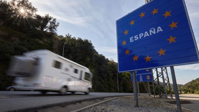 Diez países de la Unión Europea se atrincheran y cierran fronteras ante el avance del virus
