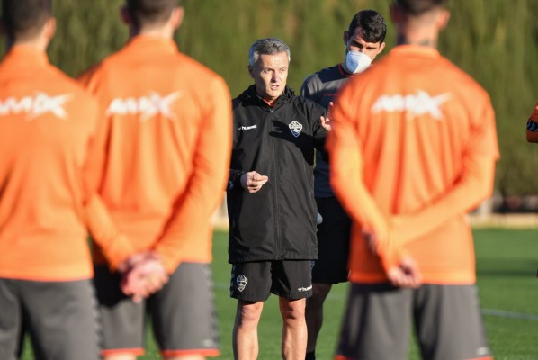 Escribá ya dirige al equipo y abre el entrenamiento a los medios
