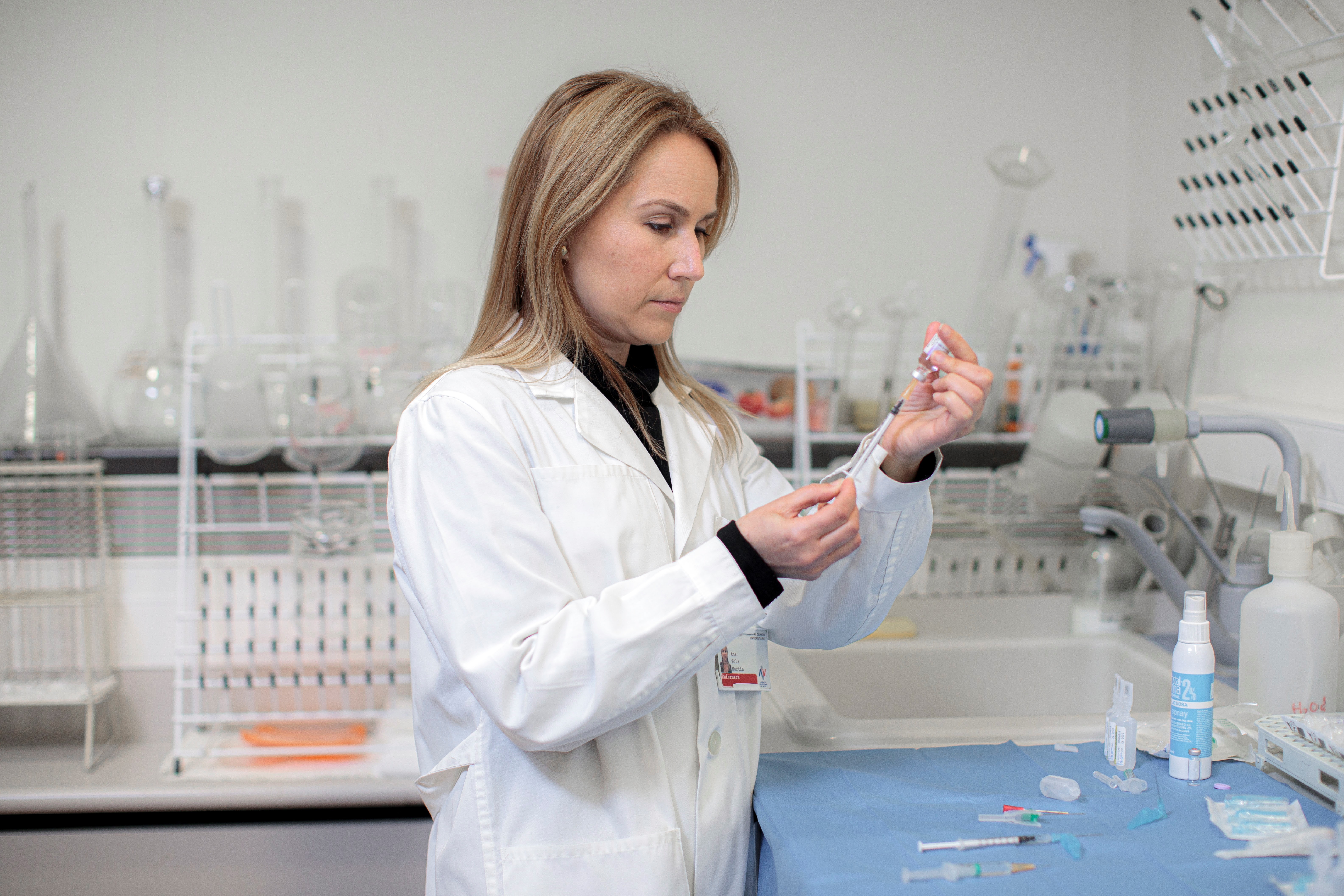 Dos enfermeras valencianas logran una dosis extra en cada vial de la vacuna de Pfizer
