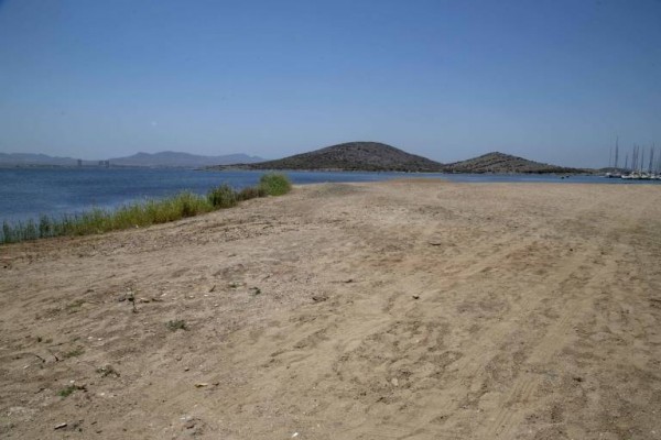Abracemos el Mar Menor recoge firmas para frenar la construcción de un residencial en La Manga