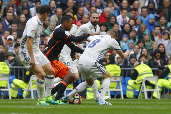 La falta de pegada condena al Valencia CF en el Bernabéu