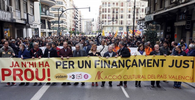 La marcha del 25 d'Abril reivindica más financiación y acceso a TV3