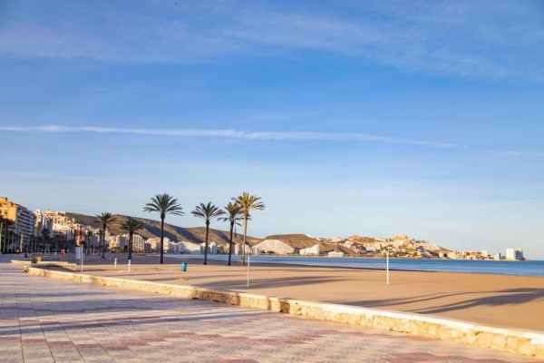 Cullera reabre las playas, el paseo marítimo y el mercadillo tras reducir los contagios 