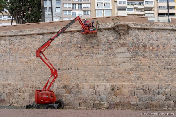 Comienzan los trabajos de limpieza para dejar 'guapa' a la Muralla Carlos III de Cartagena
