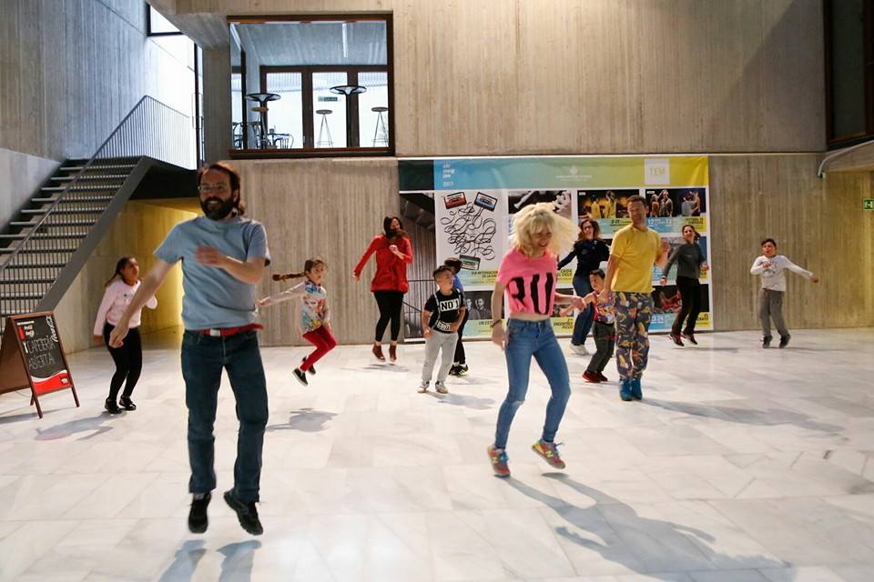 Los vecinos de Poblats Marítims liberan a la danza con una coreografía para celebrar su Día Internacional