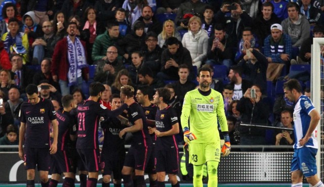El Espanyol regala el derbi al Barcelona