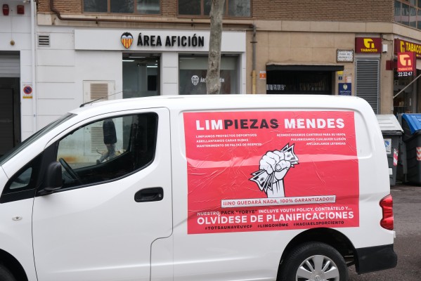 Una furgoneta para cargar contra Peter Lim y Jorge Mendes