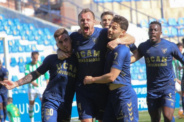 El UCAM CF y el Murcia acumulan cinco y cuatro jornadas sin ganar en Segunda B