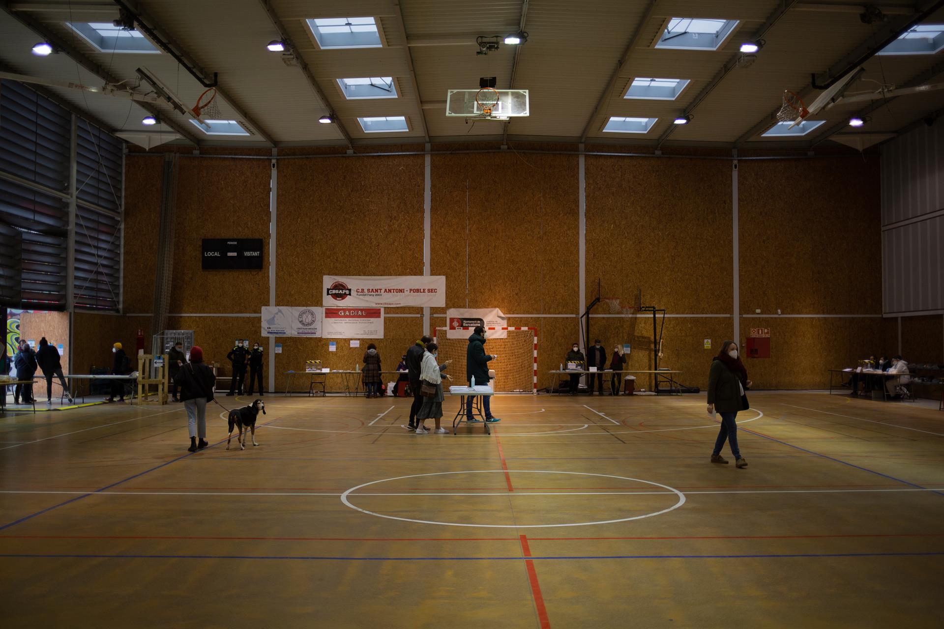 Cierran los colegios en Cataluña tras una jornada marcada por la caída de participación
