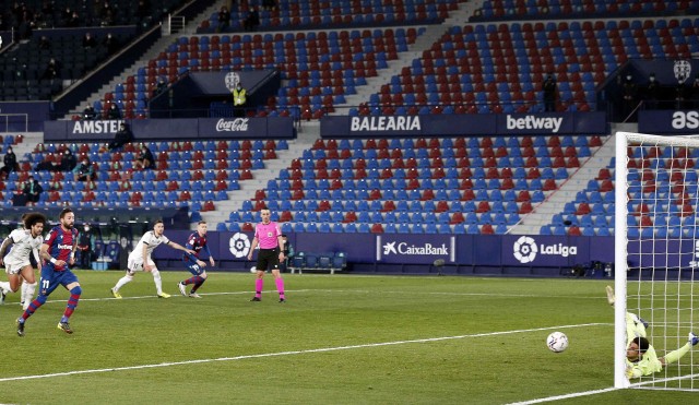El Levante se estrella contra el muro de Sergio Herrera y cede su primera derrota en el Ciutat