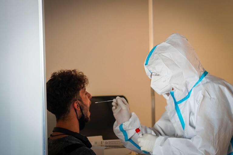 Alicante sigue reduciendo los contagios: 489 más y tres brotes de más de 10 personas en Elche