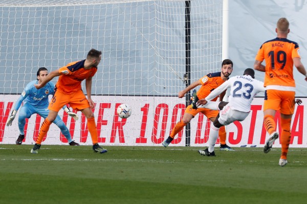 Un entrenamiento televisado ante la versión más patética del Valencia CF este curso