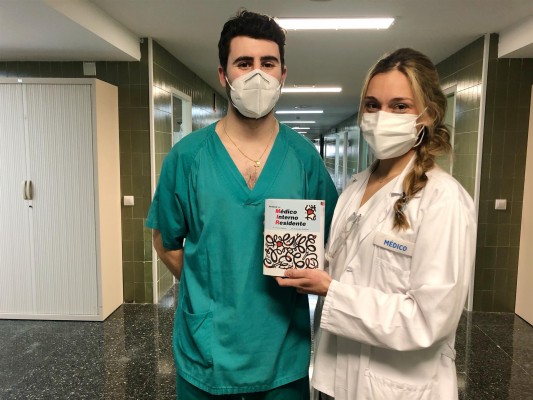 Dos residentes del Hospital Doctor Peset coordinan un manual de referencia en atención urgente